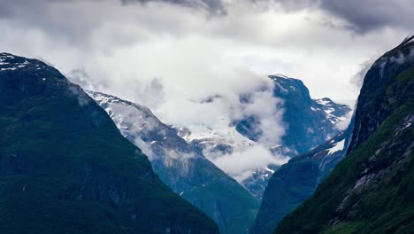 el glaciar kjenndalsbreen es un lapso de tiempo. hermosa naturaleza de noruega.