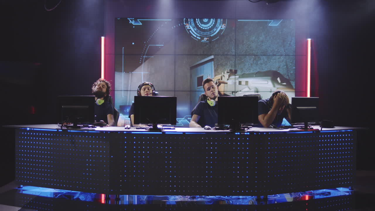 격렬한 온라인 경쟁 중에 좌절된 게이머들