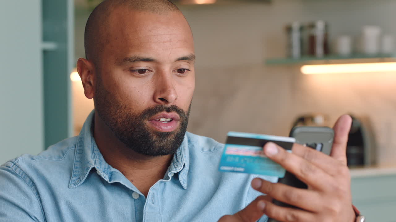 Uomo con telefono e carta di credito