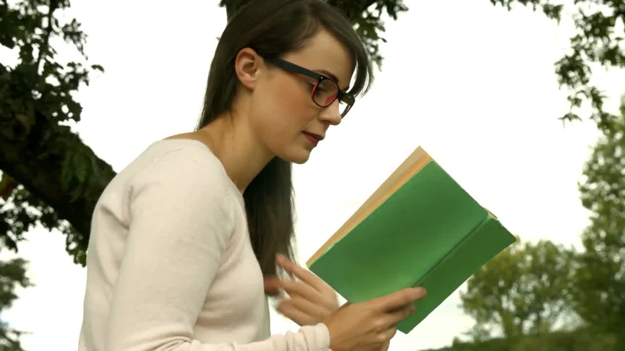 una chica bonita leyendo un libro