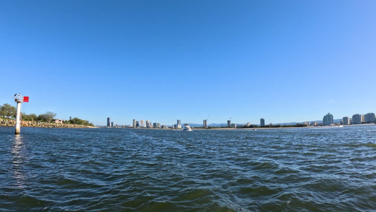 도시 스카이 라인 뷰 를 가진 보트 타기