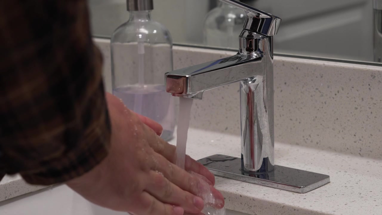 Lavarsi le mani in un bagno di casa