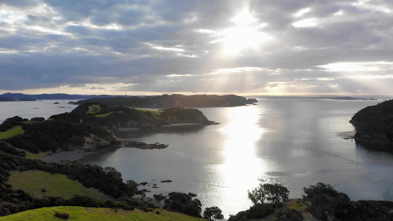 부드러운 직접적인  ⁇ 빛이 앞에 있는 황금 시간에 우루푸카푸카 섬을 날고 있는 드론