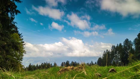 Zeitrafferaufnahme-In-Den-Schweizer-Alpen-Von-Wolken,-Die-Um-Einen-Berg-Ziehen