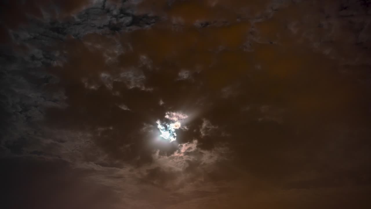 increíble lapso de tiempo para un juego de luna llena y nubes en la noche