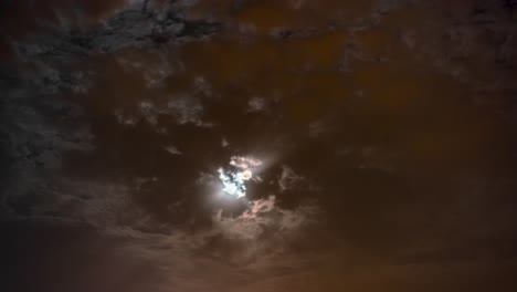 Increíble-Lapso-De-Tiempo-Para-Un-Juego-De-Luna-Llena-Y-Nubes-En-La-Noche