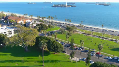 Lange-Strandküste-Mit-Ölraffinerieinsel-Im-Hintergrund-|-Luftvorbeiflug-|-Beleuchtung-Am-Späten-Nachmittag