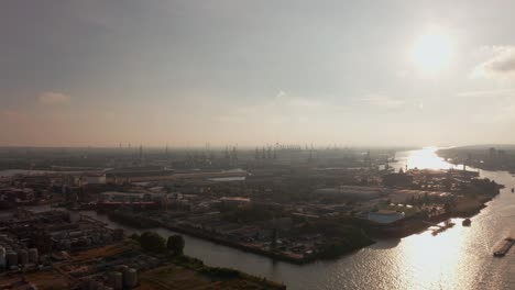 Hamburger-Hafen-In-Der-Späten-Abendsonne-Mit-Hafenkränen-Und-Queen-Mary-2-Im-Hintergrund