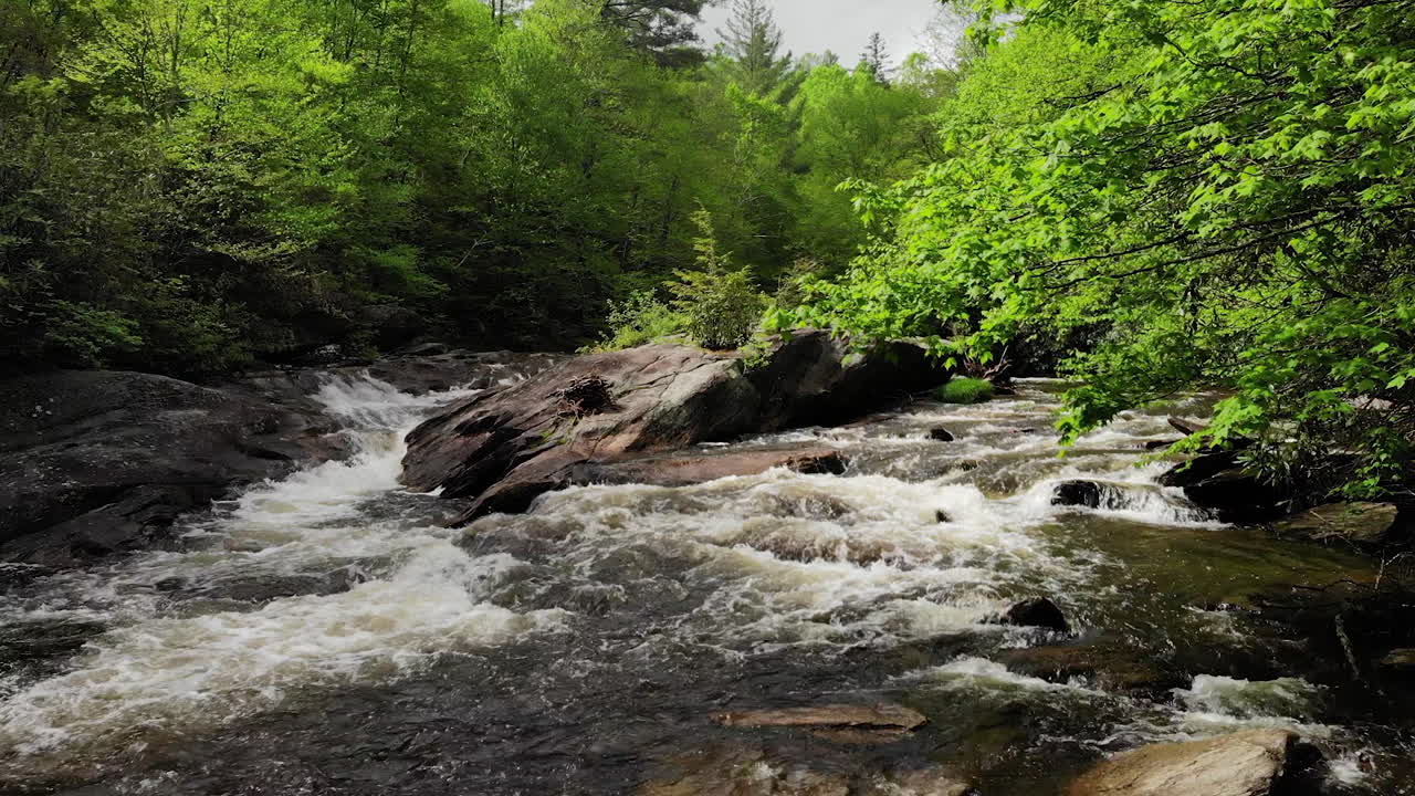 riprese con droni di cascate nella carolina del nord