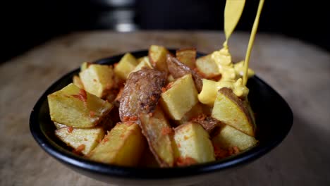 verter salsa sobre patatas fritas. camara lenta