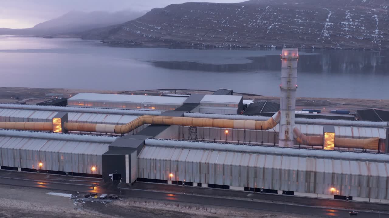 아이슬란드의 대규모 오염 금속 공장, reyðarfjörður fjord의 공중 촬영