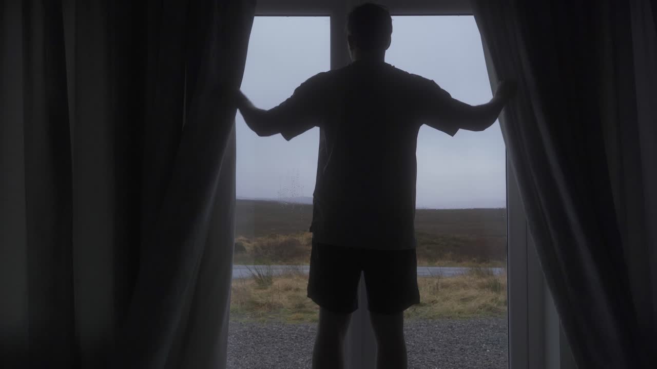 abriendo cortinas revelando un hermoso trasfondo de persona