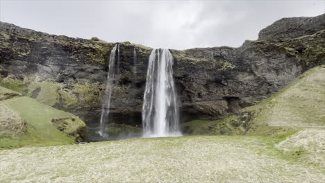 Toma-Estática-De-Una-Cascada-En-Islandia-Durante-La-Primavera