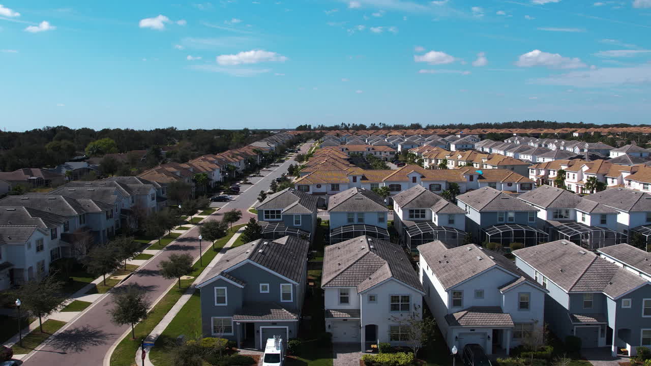 vista aérea con vistas a casas similares en un vecindario, en orlando, día soleado en florida, estados unidos