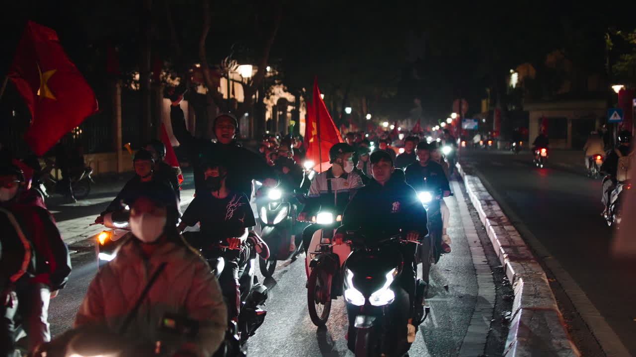 Vietnam'da Gece Motosiklet Geçidi