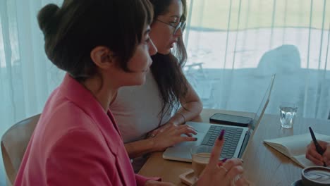 mujeres de negocios se reúnen en un café.