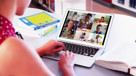 maestra caucásica usando una computadora portátil en una videollamada con niños de escuela