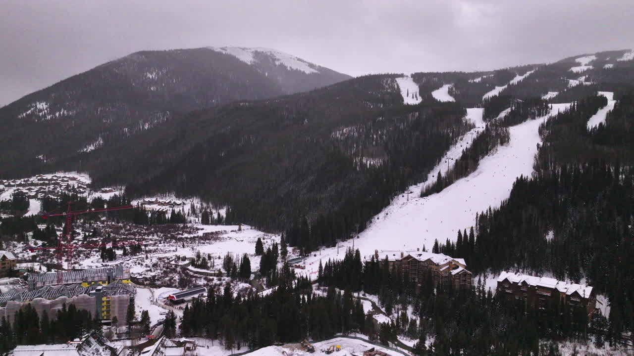 drones aéreos cinematográficos de colorado invierno diciembre cumbre navideña cala de esquí keystone épica paso local entrada montañas rocosas i70 breckenridge vail cumbre condado alto país movimiento hacia arriba