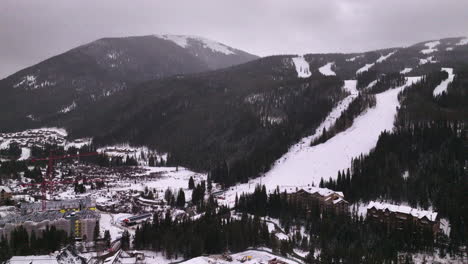 Cinematográfica-Colorado-Antena-Drone-Invierno-Diciembre-Navidad-Cumbre-Cala-Piedra-Angular-Estación-De-Esquí-épico-Local-Pase-Entrada-Montañas-Rocosas-I70-Breckenridge-Vail-Cumbre-Condado-Alto-País-Hacia-Arriba-Movimiento