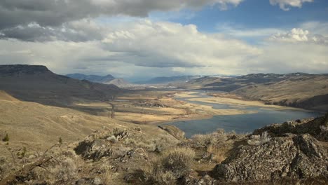 Dynamischer-Zeitraffer-Des-Thompson-River,-Der-Vom-Battle-Bluff-In-Den-Kamloops-Lake-Fließt