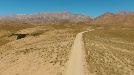 vuelo sobre carretera remota hacia los lagos arashan, namangan, valle de ferghana, uzbekistán