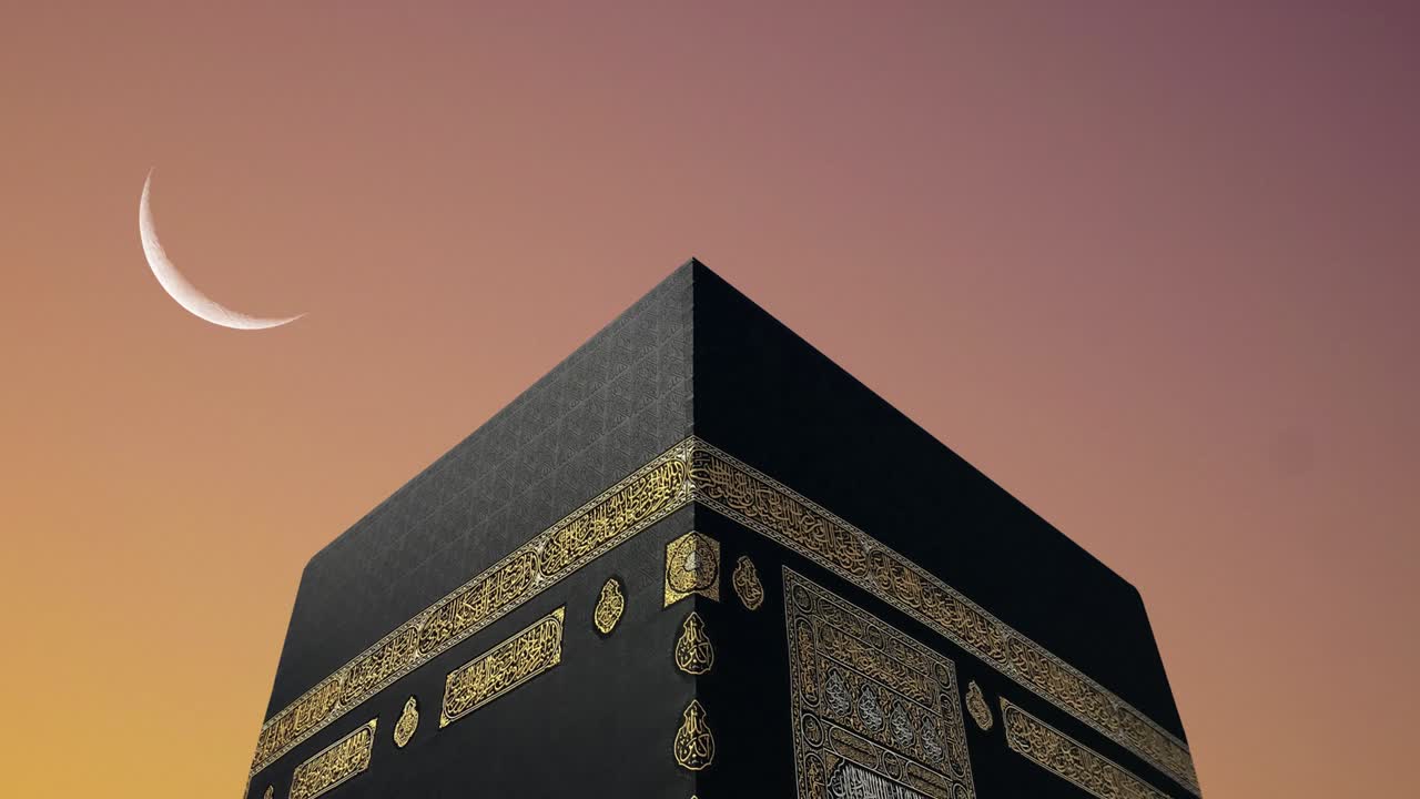la media luna de ramadán se levanta en la kaaba.