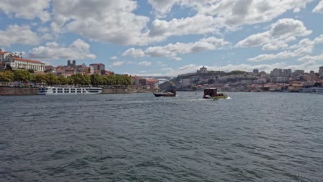 Blick-Auf-Den-Fluss-Douro-Mit-Segelnden-Touristenbooten,-Landschaft