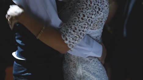 novios en matrimonio realizando el primer vals