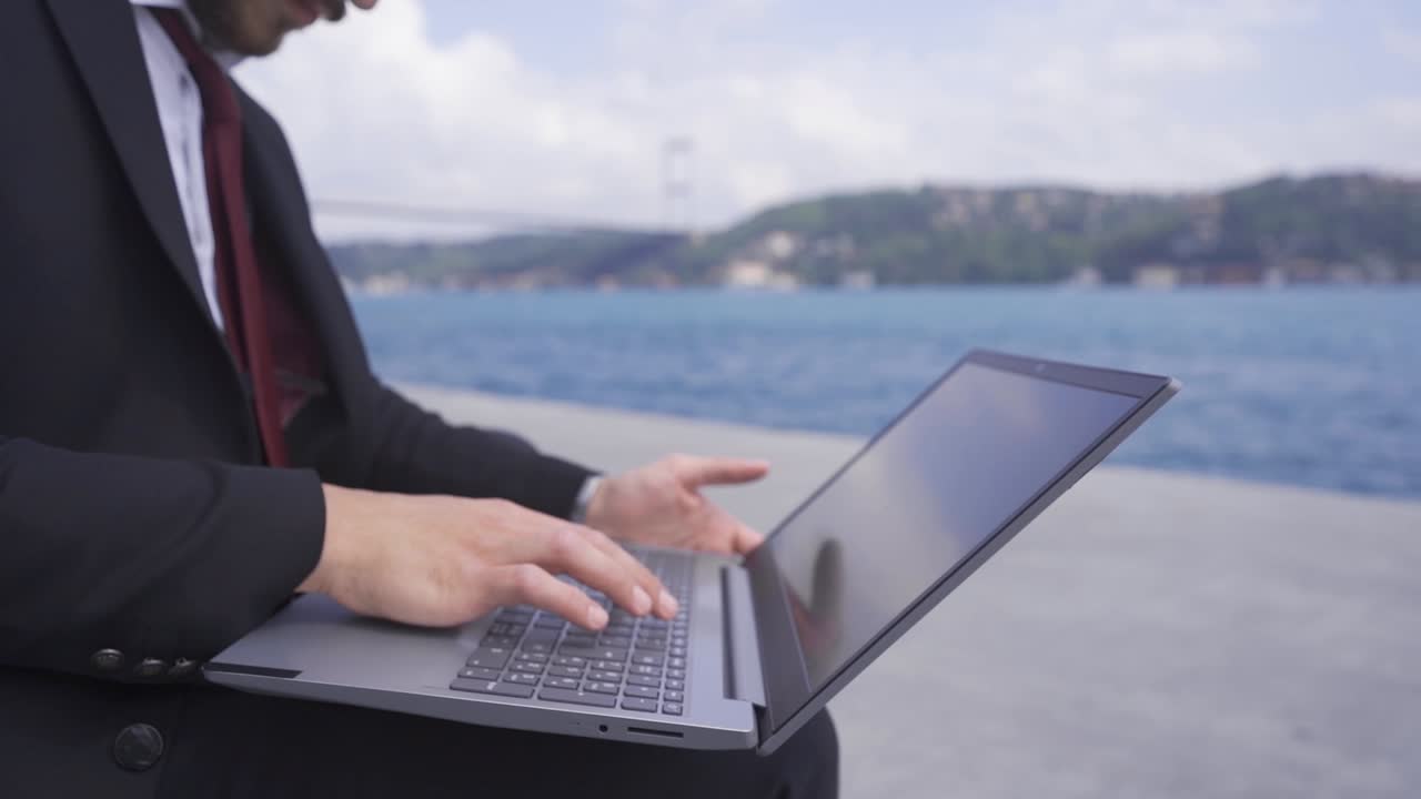 노트북에서 일하는 집중된 남자. 슬로우 모션.