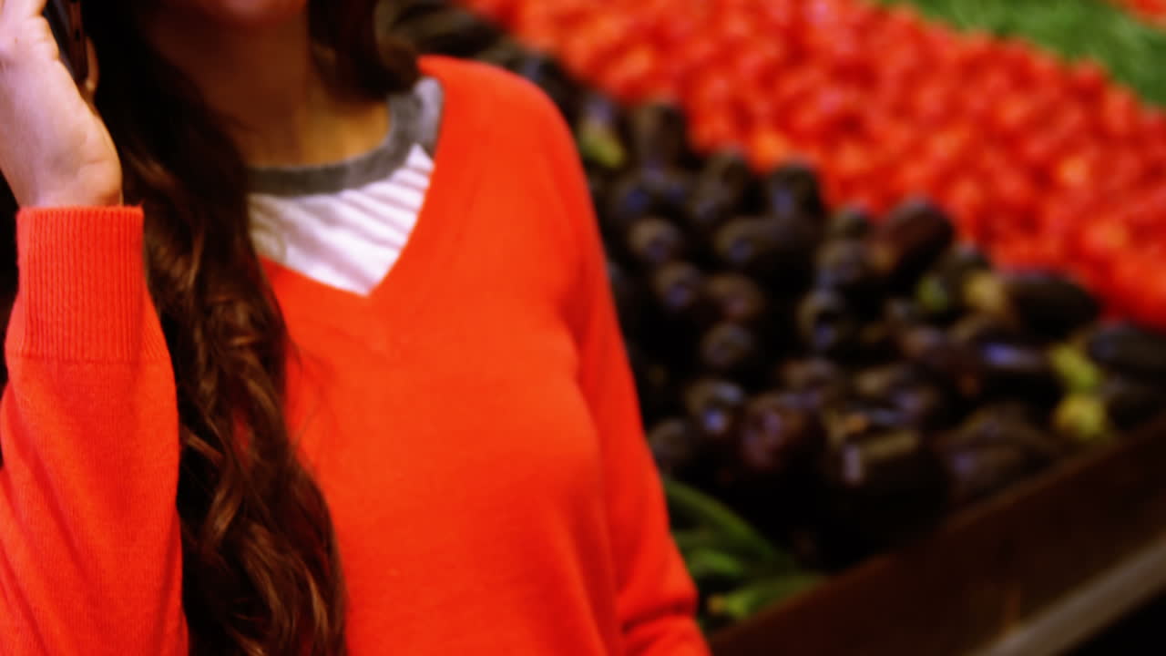 휴대 전화 통화하는 여자