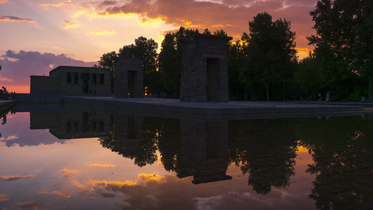 lapso de tiempo de la puesta de sol en el antiguo templo egipcio de debod ubicado en madrid, españa