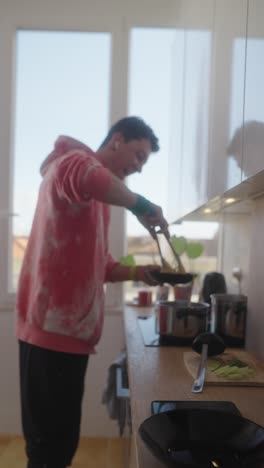 persona cocinando en una cocina