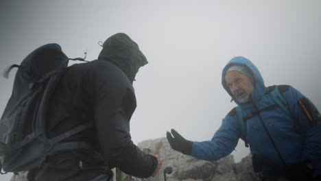 Dos-Excursionistas-Llegaron-A-La-Cima-De-La-Montaña,-Se-Felicitaron-Y-Firmaron-Una-Dirección-Que-Tomarán