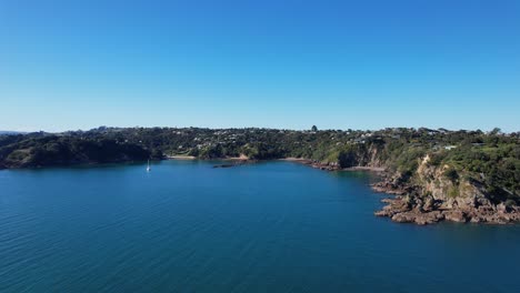 Waiheke-Island-With-Hills-And-Ocean-In-Auckland,-New-Zealand---Aerial-Drone-Shot