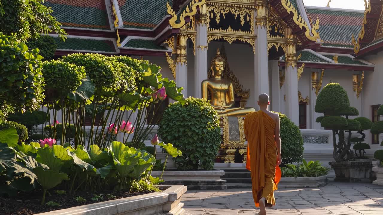 Un fotograma de vídeo sereno de un monje caminando hacia un templo, capturado desde un ángulo bajo