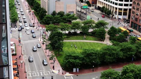 Blick-Auf-Den-Rose-Kennedy-Greenway-Und-Den-Verkehr-Im-Finanzzentrum-Der-Innenstadt-Von-Boston