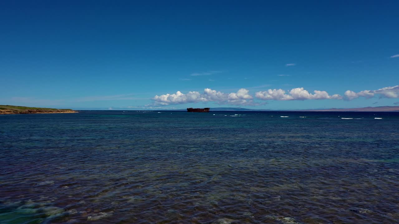 난파선 해변에서 얕은 산호초 위로 공중 비행