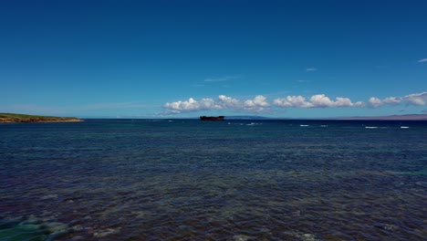 Flug-über-Flache-Korallenriffe-Am-Schiffswrackstrand