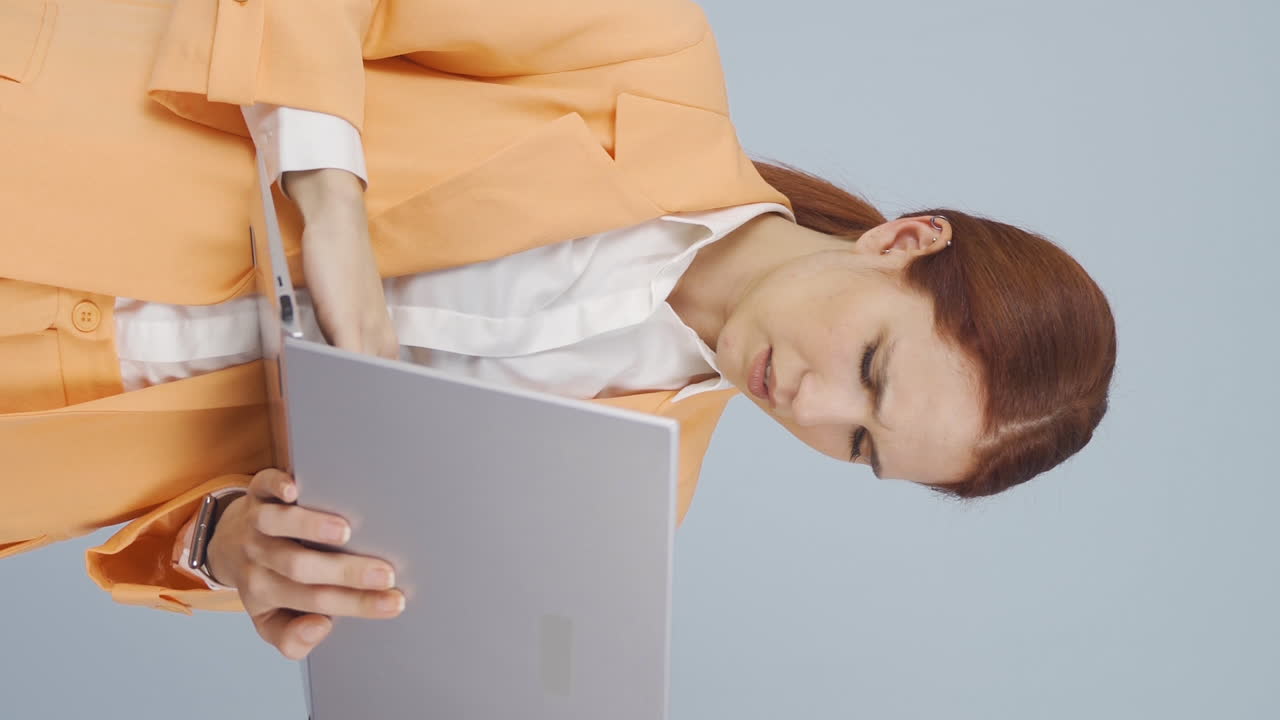 vídeo vertical del dolor en la muñeca.