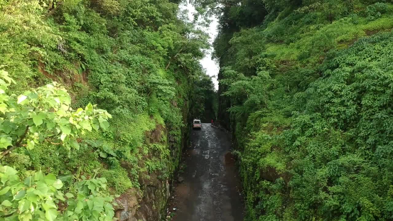 viaje por carretera en carretera india en monzón - temporada de lluvias vista aquí en dudhiware khind en lonavala, india - material de archivo aéreo de drones más vendido
