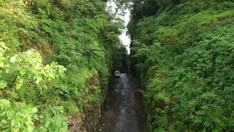 Viaje-Por-Carretera-En-Carretera-India-En-Monzón---Temporada-De-Lluvias-Vista-Aquí-En-Dudhiware-Khind-En-Lonavala,-India---Material-De-Archivo-Aéreo-De-Drones-Más-Vendido