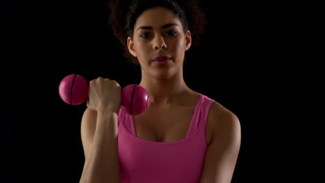 mujer en forma de rosa haciendo ejercicio con pesas