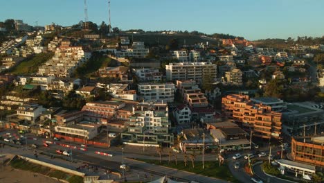 Luftaufnahme-Steigende-Pfanne-Links-über-Den-Gebäuden-Der-Küstenstadt-Reñaca-Am-Strand-Des-Vina-Del-Mar-Beach-Resort-Am-Wasser