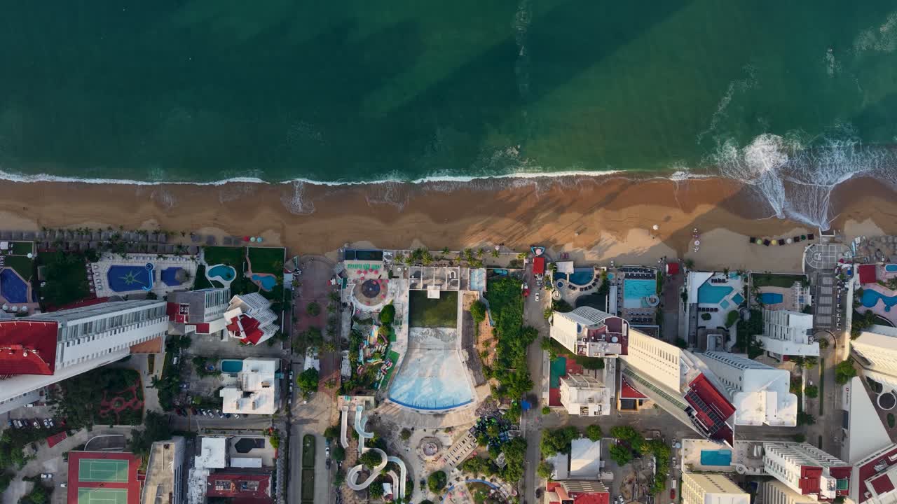 Vista aérea con dron de las playas tropicales de Acapulco, México