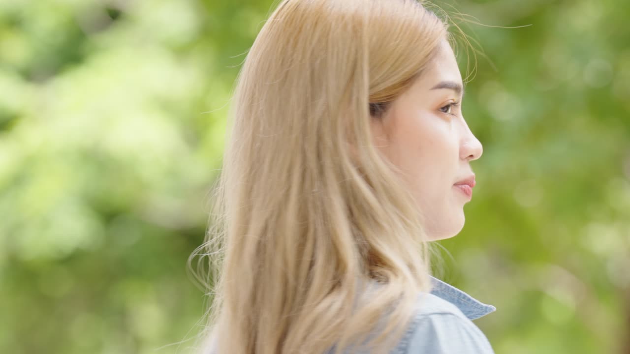 예쁜 아시아 학생이 혼자 서서 미소 짓고 카메라를 바라보는 클로즈업 초상화, 긍정적인 감정 개념