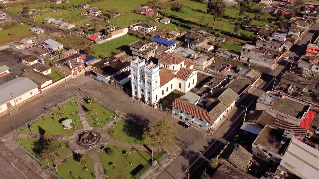 fotografía orbital aérea de izquierda a derecha en formato 4k de la iglesia central de tucuso en la ciudad de machachi, pichincha ecuador