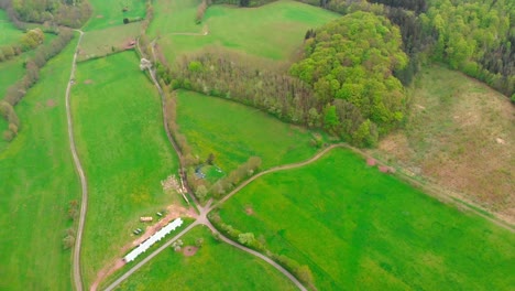 Luftflug-über-üppige-Grüne-Wälder-Und-Felder