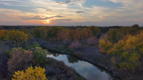 Un-Atardecer-De-Otoño-Se-Refleja-En-Colores-Imitados-Un-Buen-Juego-El-Río-Platte-En-Colorado