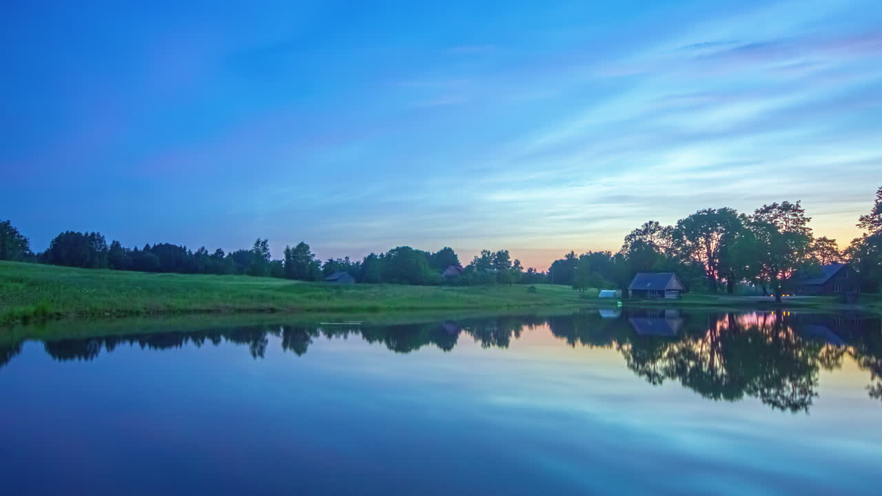 해가 뜨기 전 부터 해가 뜨기 전 까지의 다채로운 시간 흐름 은 하늘 이 물 에서 반영 되어 있는 호수  ⁇  의 농가 의 시간 흐름 이다