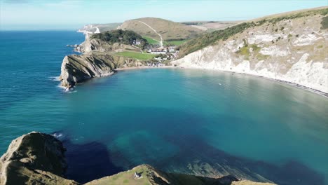 vista aérea de la cueva de lulworth en inglaterra, orilla junto al canal inglés